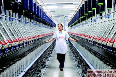 紗廠巧手女工范冬云代表:紡織業需要&ldquo;智造&rdquo;注入新血液