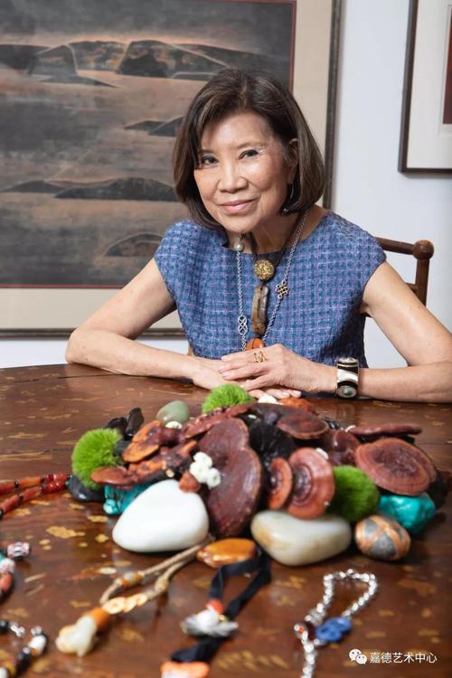 作為文化歷史學(xué)者,文化藝術(shù)策劃咨詢顧問與設(shè)計(jì)師,羅啟妍于大英博物館