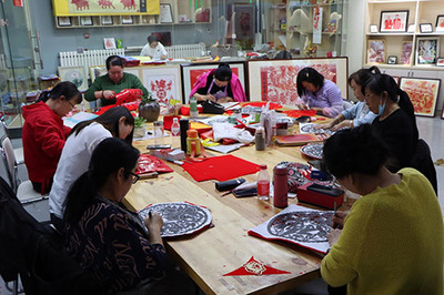 陜西定邊社區(qū)剪紙工廠 讓&ldquo;指尖技藝&rdquo;升級&ldquo;指尖產(chǎn)業(yè)&rdquo;