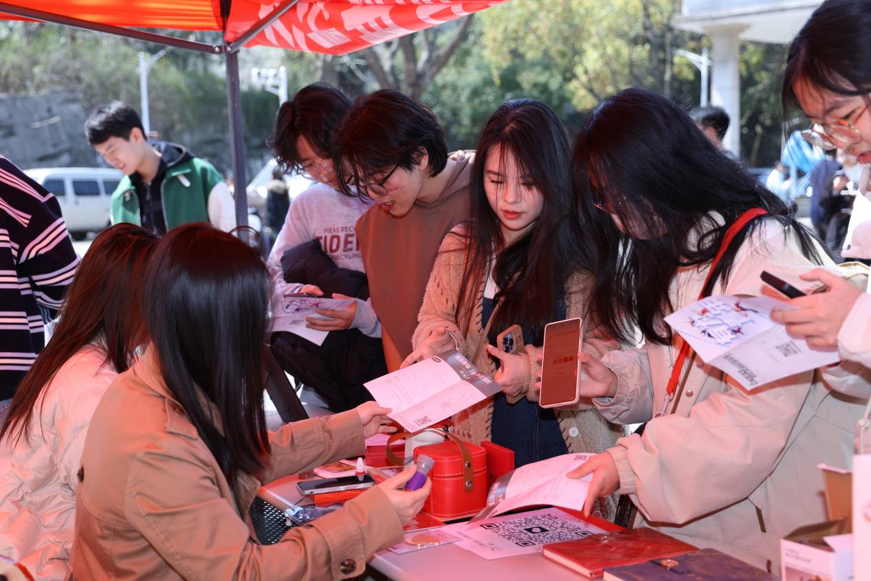 設(shè)計(jì)與藝術(shù)學(xué)院特色游園會暨周末文化廣場活動(dòng)舉行 企業(yè)管理咨詢賦能藝術(shù)創(chuàng)新